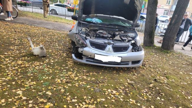 В Ухте водитель Mitsubishi Lancer въехал на тротуар